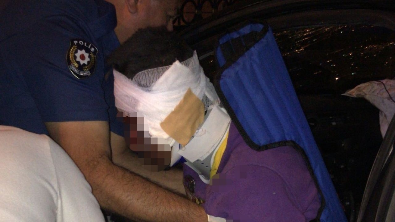 Erzurum'da Trafik Kazası: Sürücü Sıkıştığı Araçtan Kurtarıldı