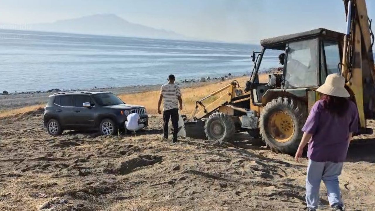 Van'da araçlarıyla yolda kalan piknikçilerin yardımına muhtar koştu