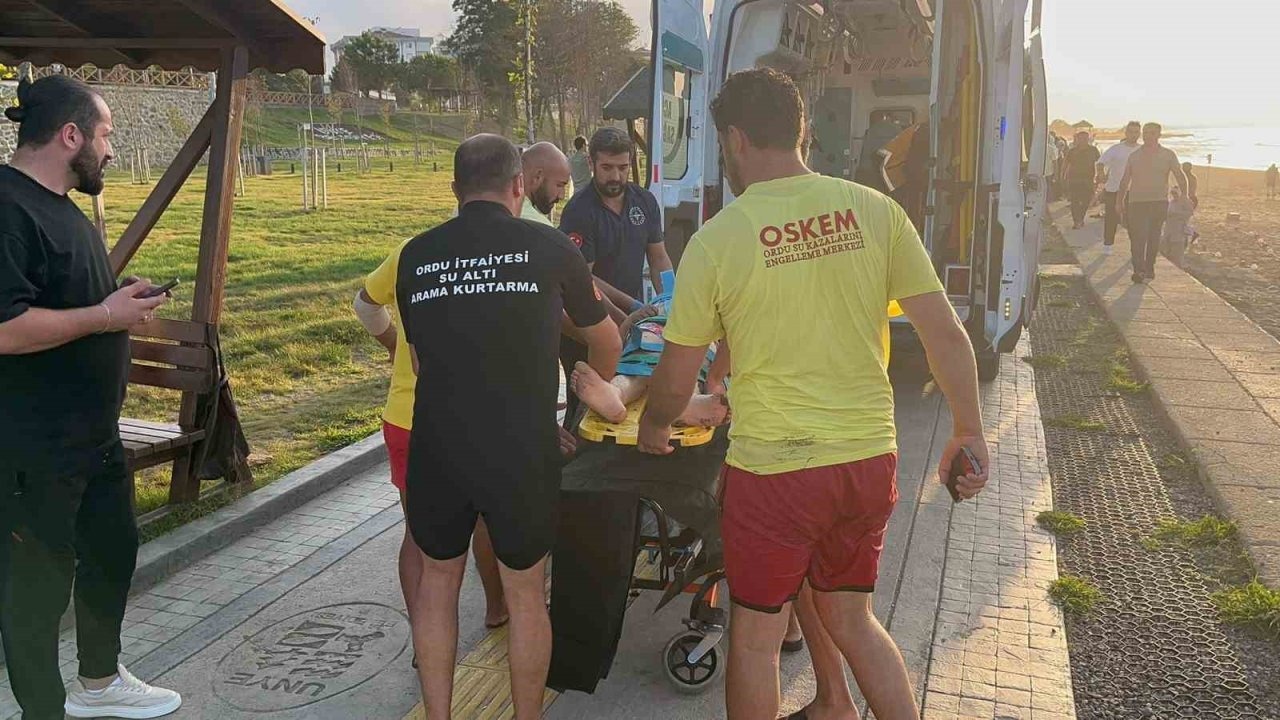 Boğulma tehlikesi geçiren çocuğu kurtarırken dalgalara kapıldı
