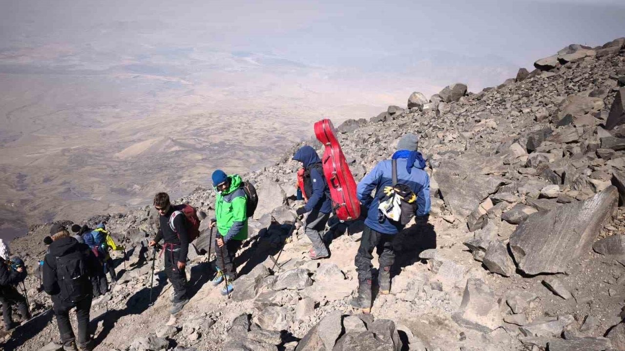 Ağrı Dağı'nda Sıcaklık Tehlikesi: Kaya Kopmaları ve Çamurlu Sular