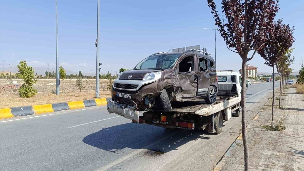 Patnos'ta Kırmızı Işık İhlali Kazası: 8 Yaralı