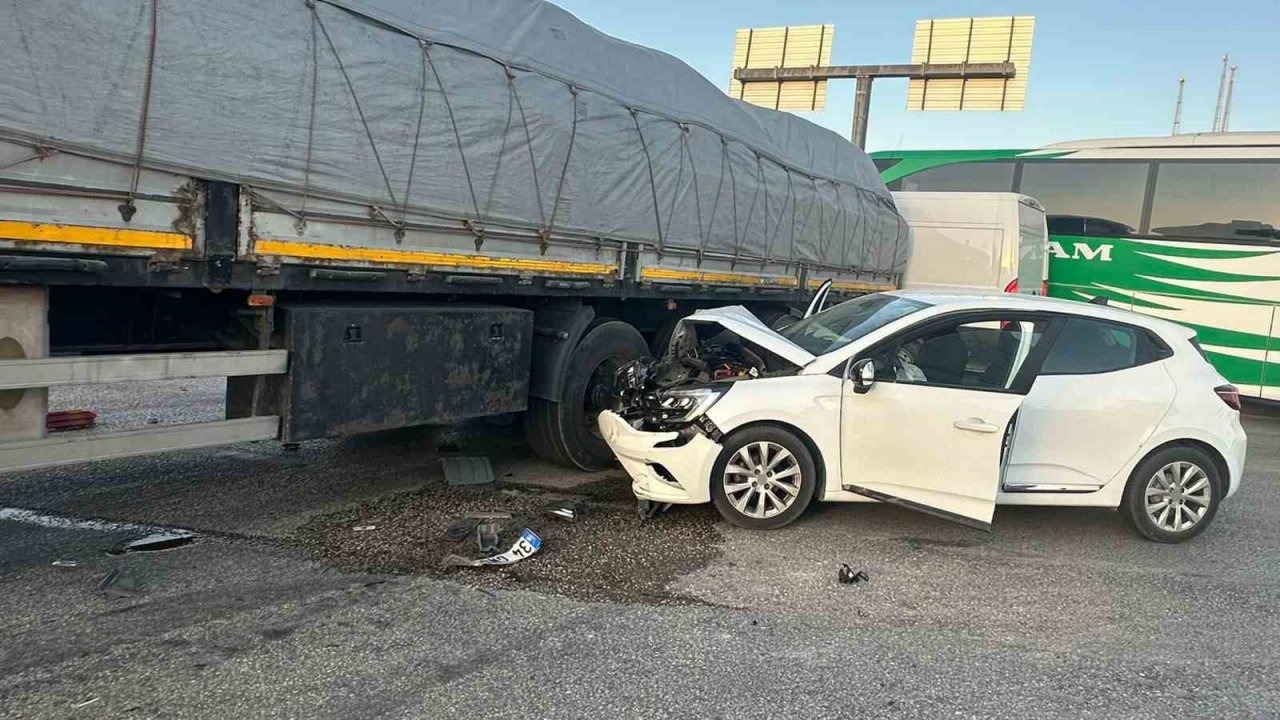 Kırıkkale'de Tır ve Otomobil Çarpıştı: 2 Yaralı