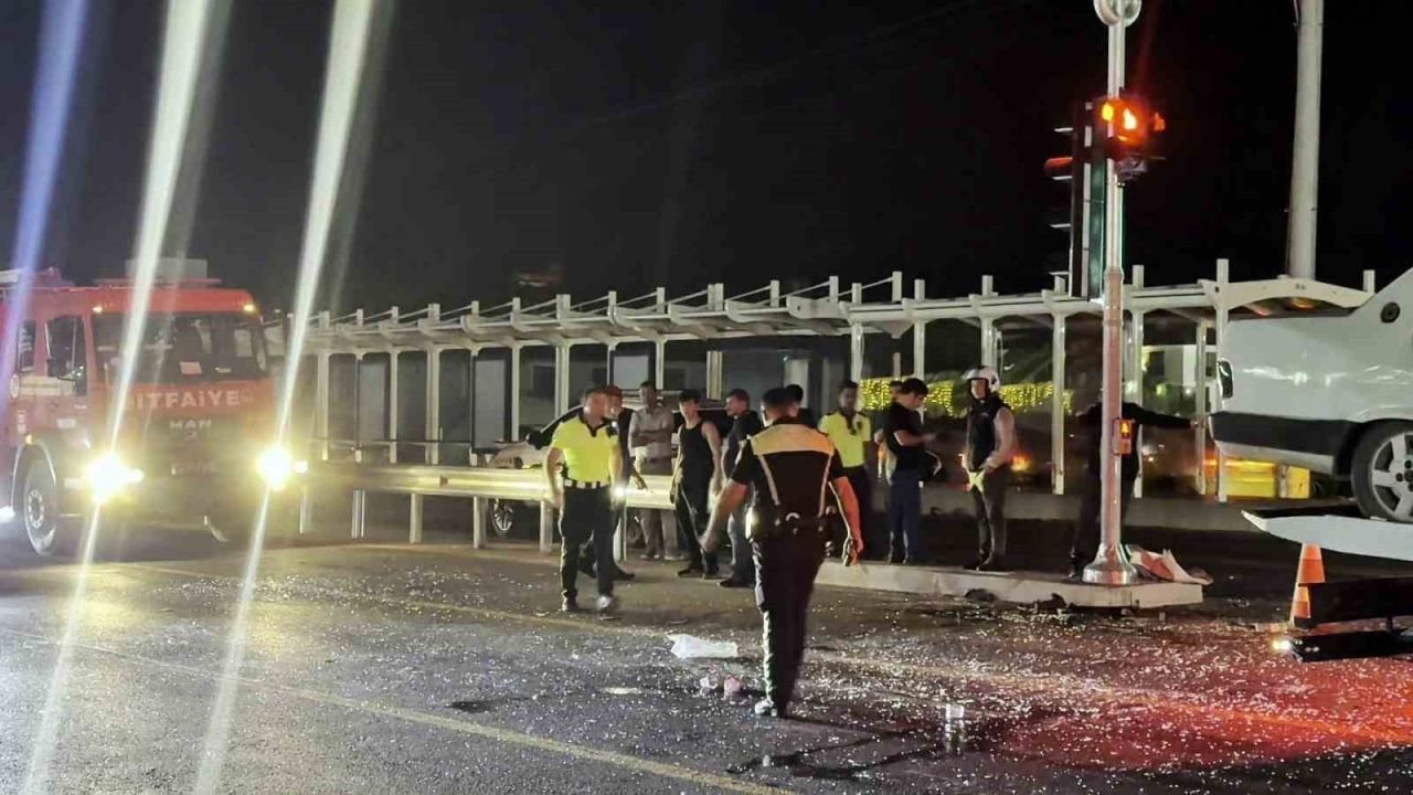 Sakarya'da Duble yola rağmen iki otomobil çarpıştı: 1’i ağır, 3 yaralı