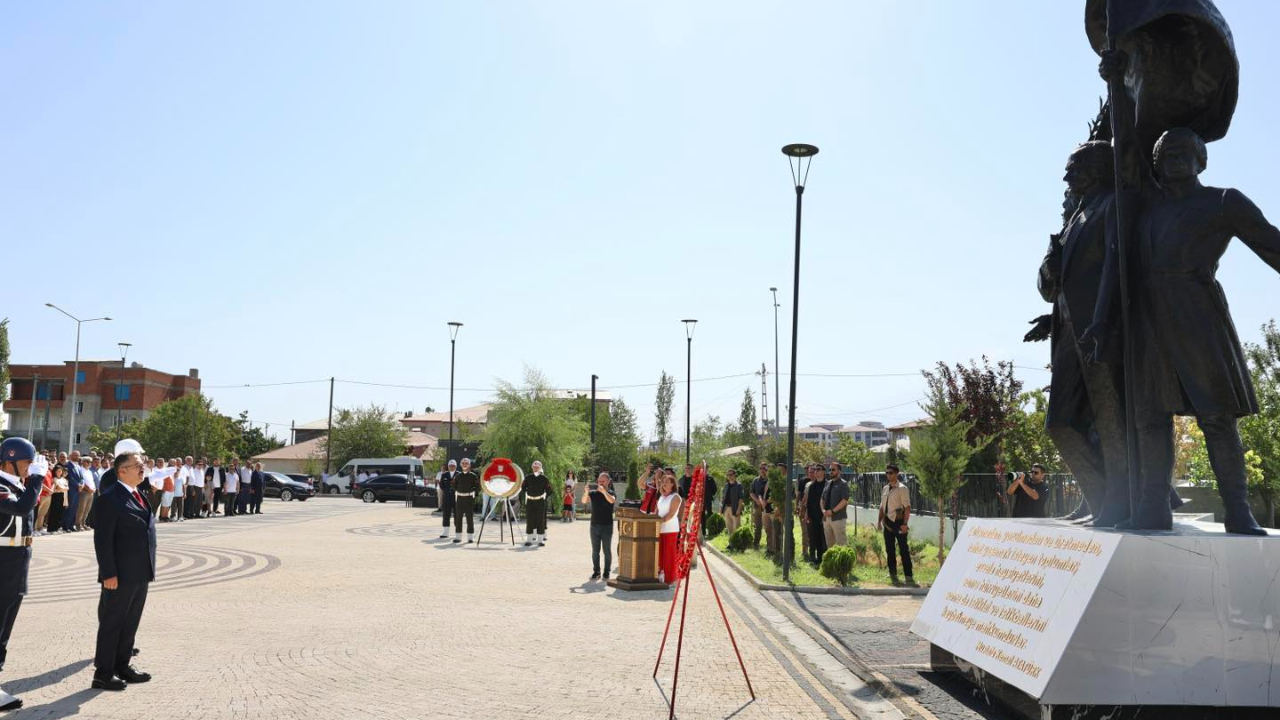 30 Ağustos Zafer Bayramı Iğdır'da Çelenk Sunumu İle Başladı