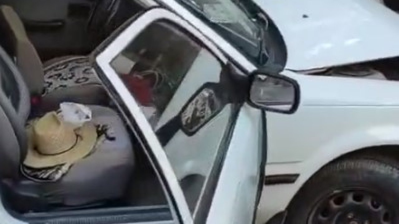 Konya'da Kontrolden Çıkan Otomobil Kuaför Dükkanına Girdi, Bisikletli Yaralandı
