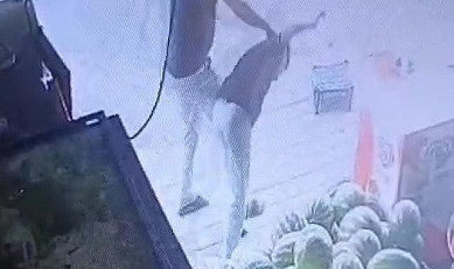 Adana'da Bekçi, Sipariş Ettiği Marulu Beğenmeyip Market Çalışanını Darp Etti: Gözaltına Alındı