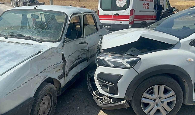 Adıyaman'da İki Otomobil Çarpıştı: 5 Kişi Yaralandı