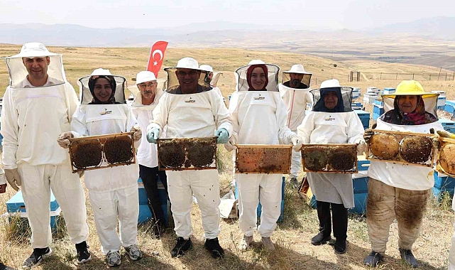 Ağrı'da Bal Üretimi Her Yıl Artıyor: Kadın Arıcıların Rolü Giderek Büyüyor