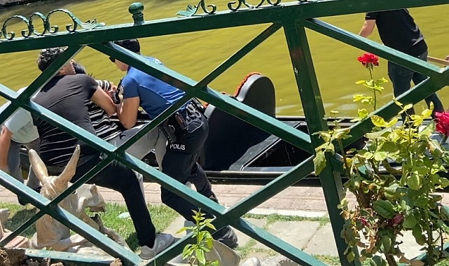 Eskişehir'de Porsuk Çayı'na Atlamaya Çalışan Kadın, Polislerin Nefes Kesen Operasyonuyla Kurtarıldı