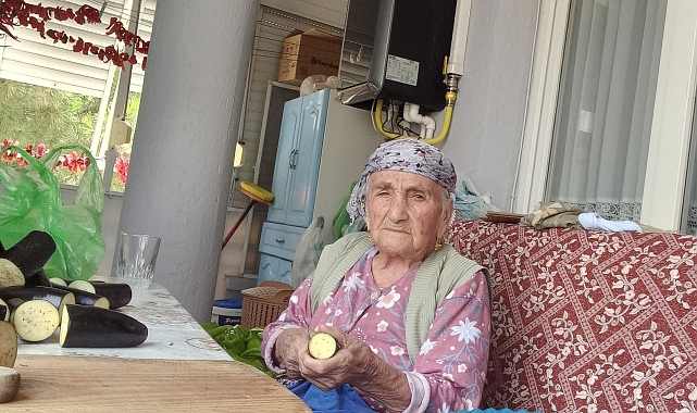 Manisa'da 96 Yaşındaki Fatma Nine Kışlık Yiyeceklerini Kendi Elleriy­le Hazırlıyor