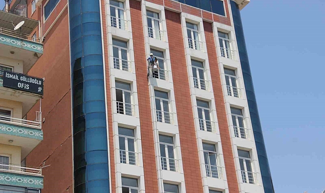 Şanlıurfa'da Tehlikeli Meslek: Endüstriyel Dağcılar Metrelerce Yükseklikte Çalışıyor