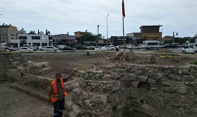 Tarihi İskenderun Kalesi'ne Türk Bayrağı: Temizlik İşçisinin Duygusal Hareketi Takdir Topladı