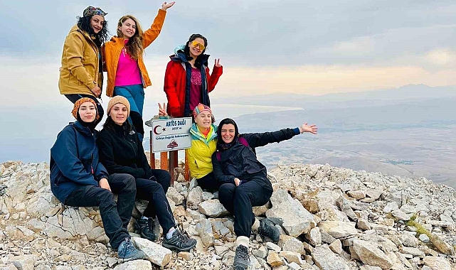 Van ve Hakkari'de Aynı Günde İki Zirve Tırmanışı