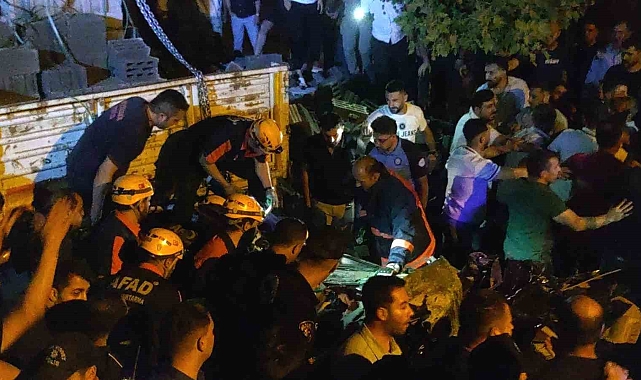 Van'da Feci Kaza: Park Halindeki Tıra Çarpan Otomobilde 2 Kişi Hayatını Kaybetti