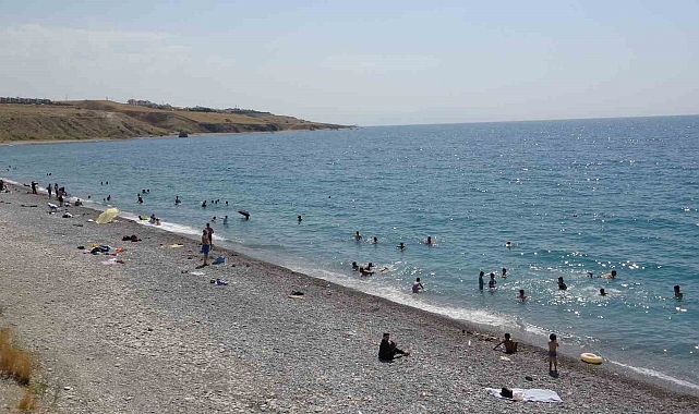Van'daki Mavi Bayraklı Plaj Tatilcilerin Gözdesi Oldu