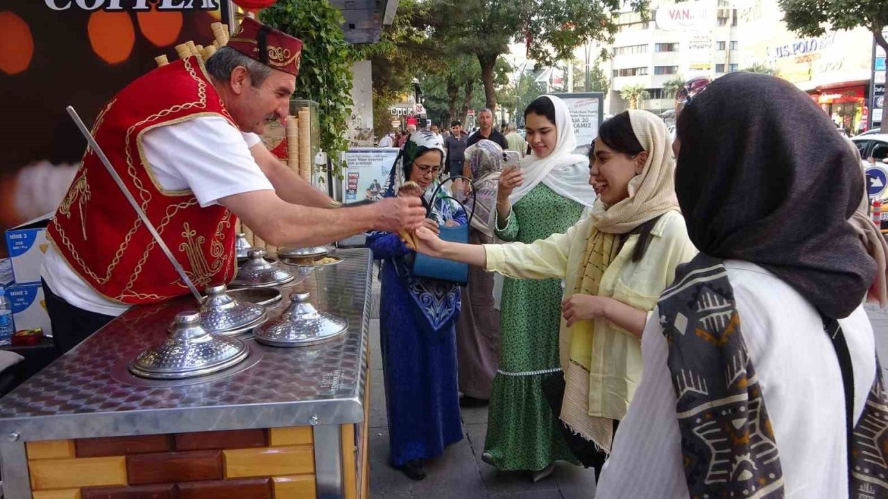 İranlı Turistler Van Esnafına Can Suyu Oldu