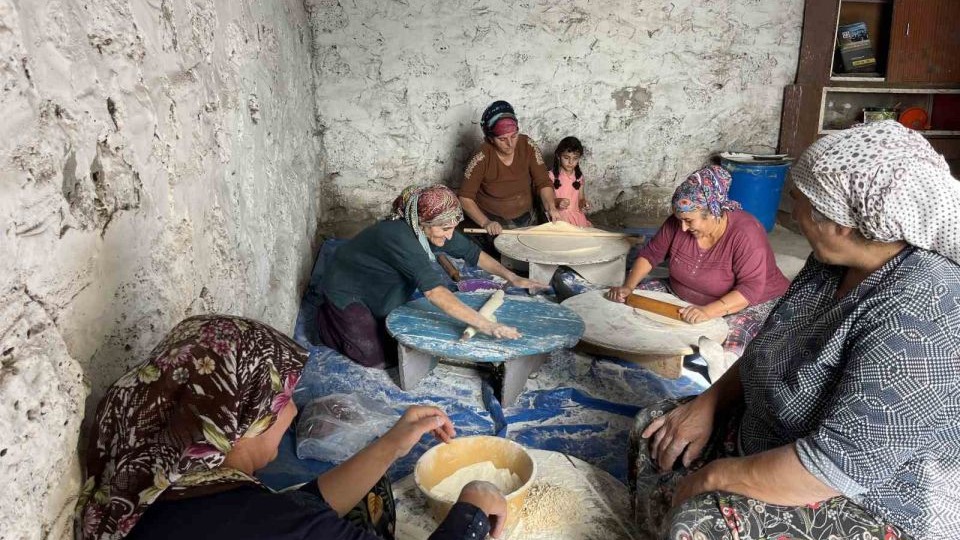 Kars'ta Kışlık Lezzetlerin Hazırlığı: İmece Usulü Erişte Geleneği Yaşıyor