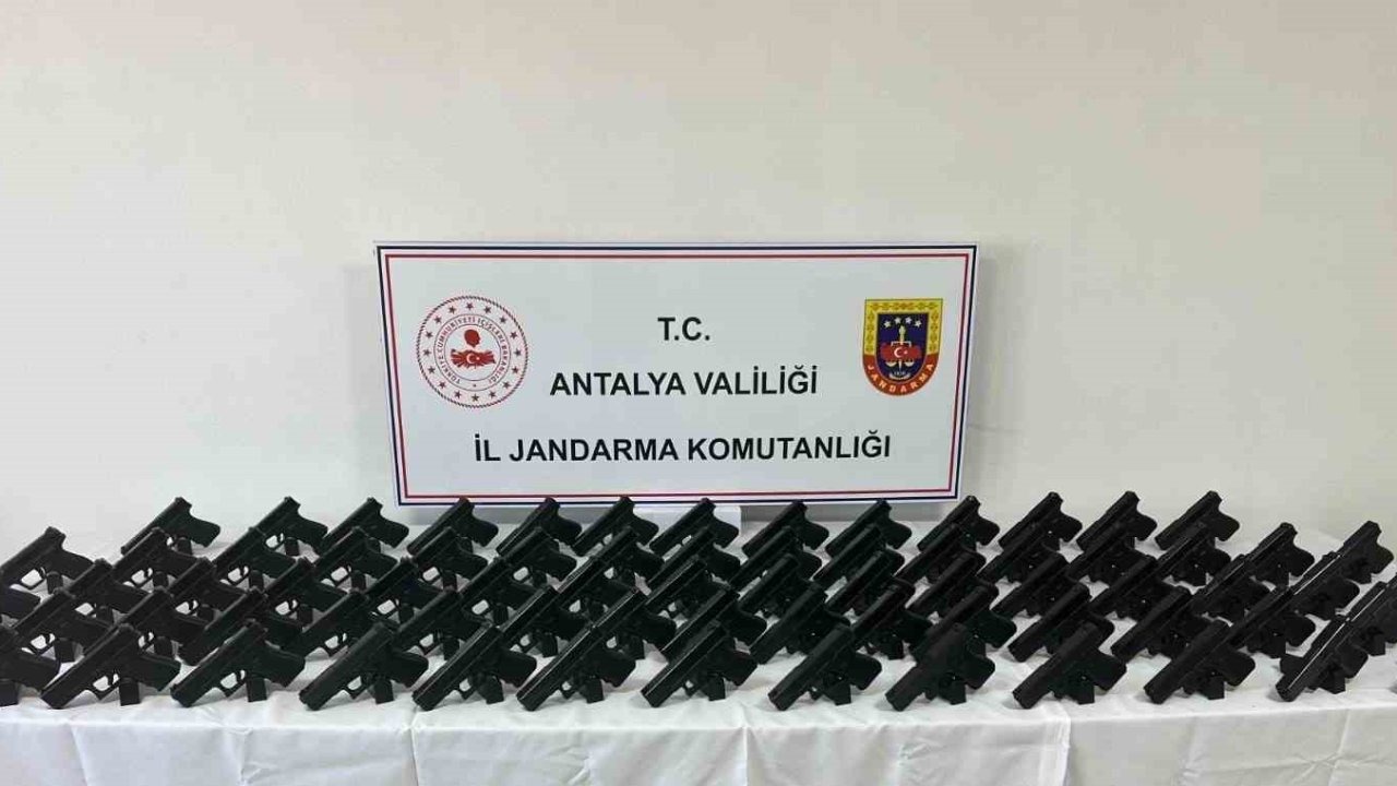 Antalya'da Büyük Kaçak Silah Operasyonu: 72 Tabanca Ele Geçirildi