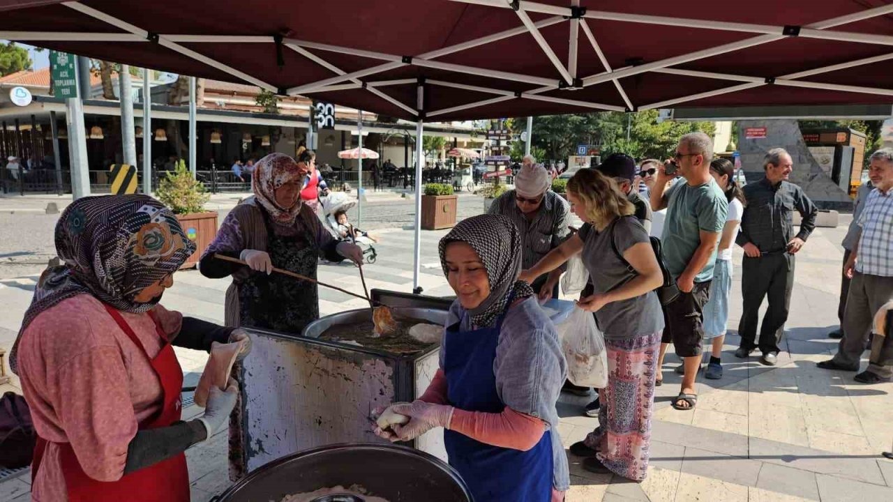 Sındırgı'da Depremzedeler Lokma Döktürerek Dua Etti