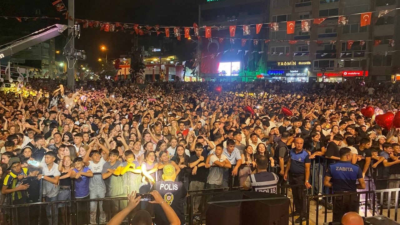 Alaşehir'deki Aleyna Tilki Konseri, Yağmur ve Elektrik Arızası Nedeniyle Ertelendi