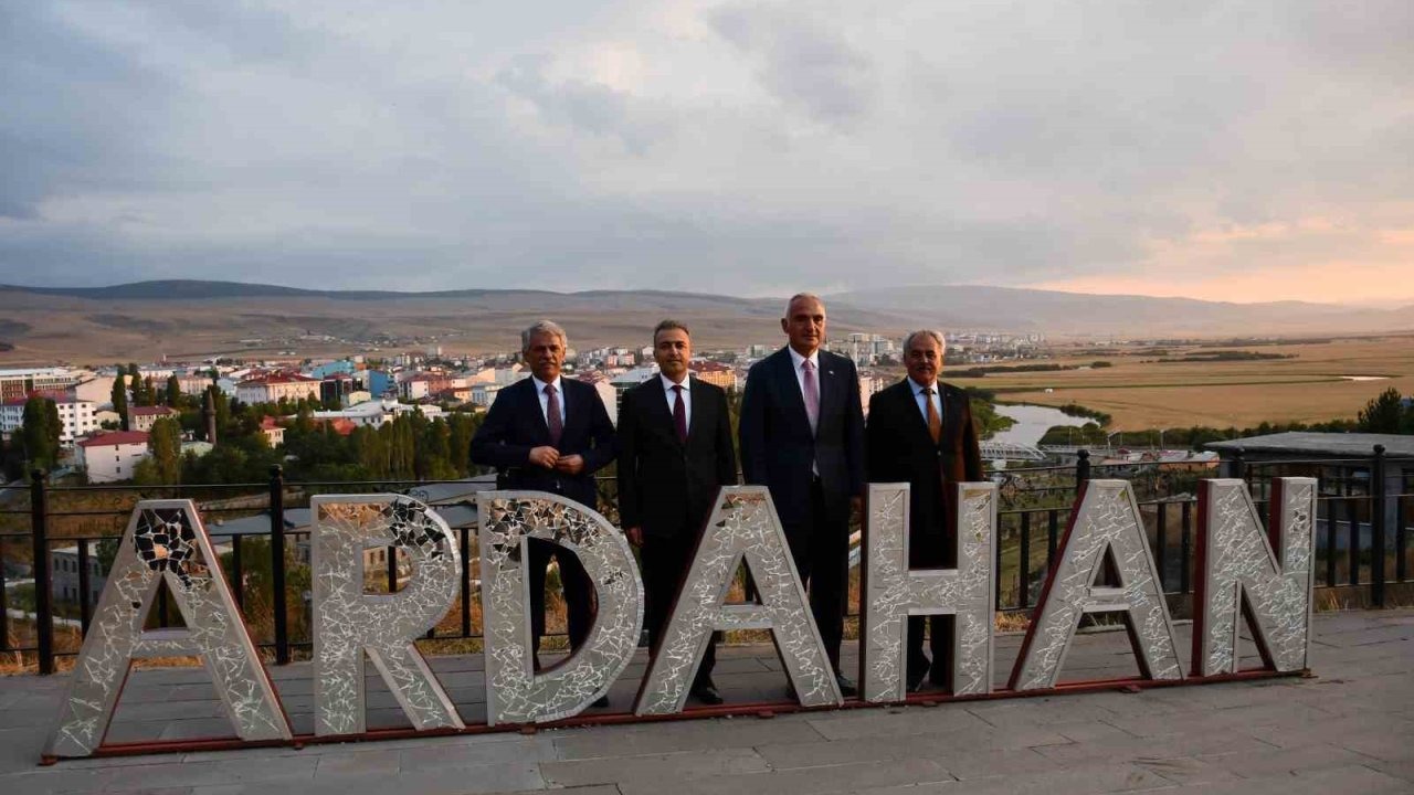 Bakan Ersoy, Ardahan Kalesi'ni Ziyaret Etti