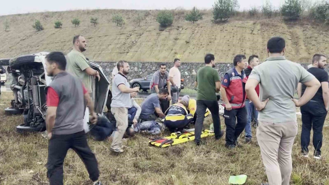 Sakarya'da Doğalgaz Minibüsü Devrildi: 3 Yaralı