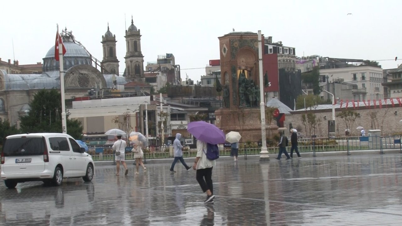İstanbul'da Sağanak Yağış Etkili Oluyor