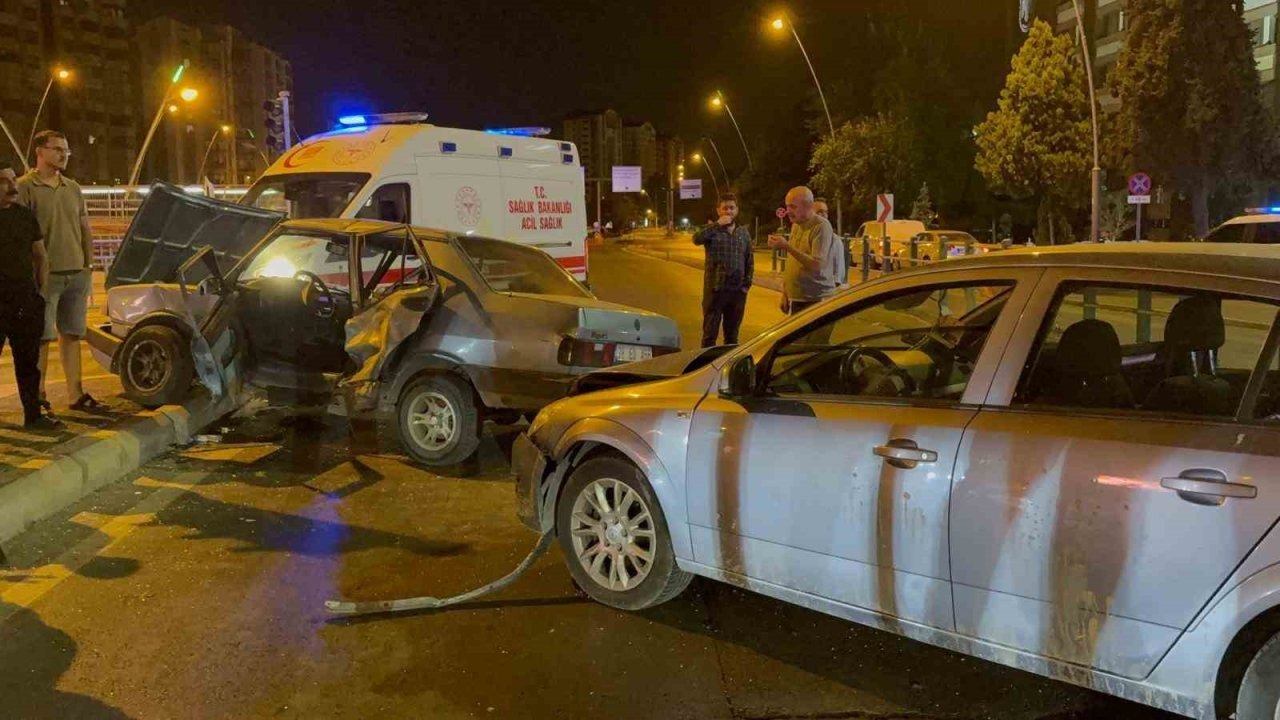 Kayseri'de Feci Kaza: Otomobil Ortadan İkiye Katlandı, 3 Yaralı