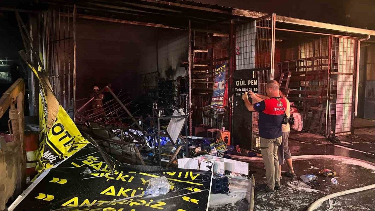 Kemalpaşa'da Sanayi Sitesinde Yangın: 3 İş Yeri Kül Oldu