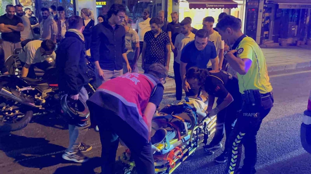 Çorlu'da Minibüsle Çarpışan Motosikletteki 2 Genç Yaralandı