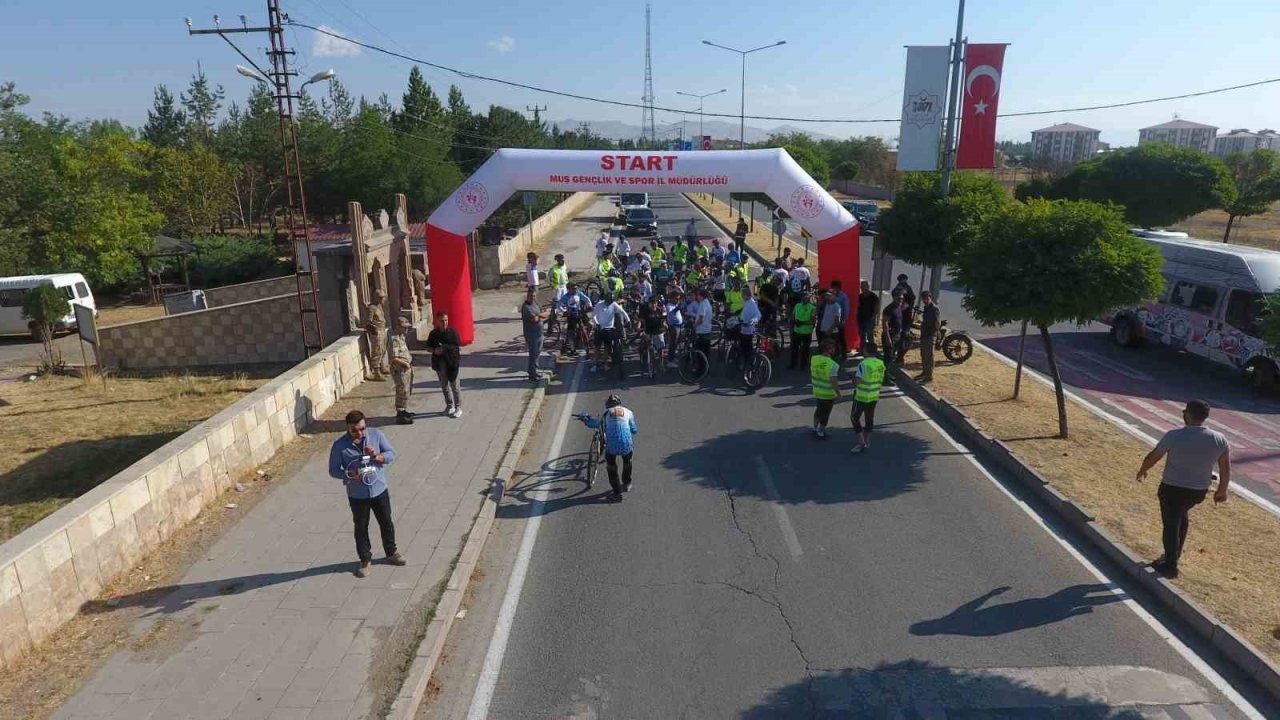 "Malazgirt'ten Ahlat'a Pedallıyoruz" Bisiklet Turu Yoğun İlgi Gördü