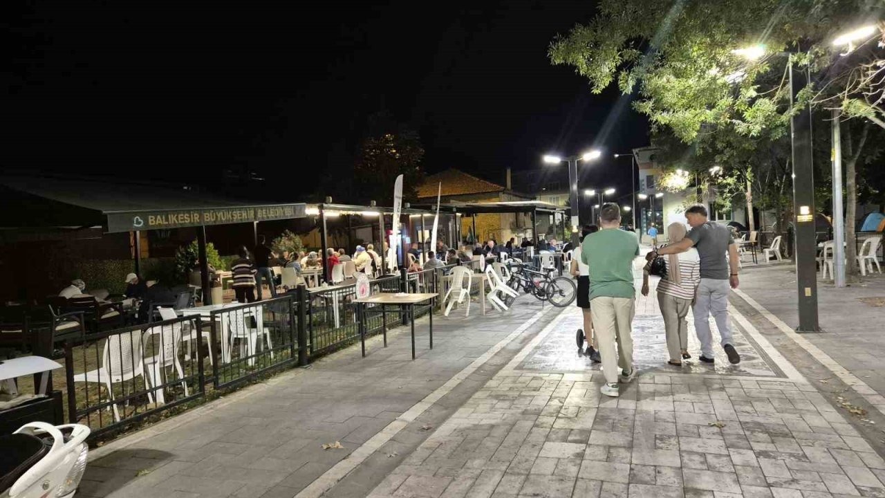 Balıkesir'de Peş Peşe Depremler: Biri Gece Saatlerinde