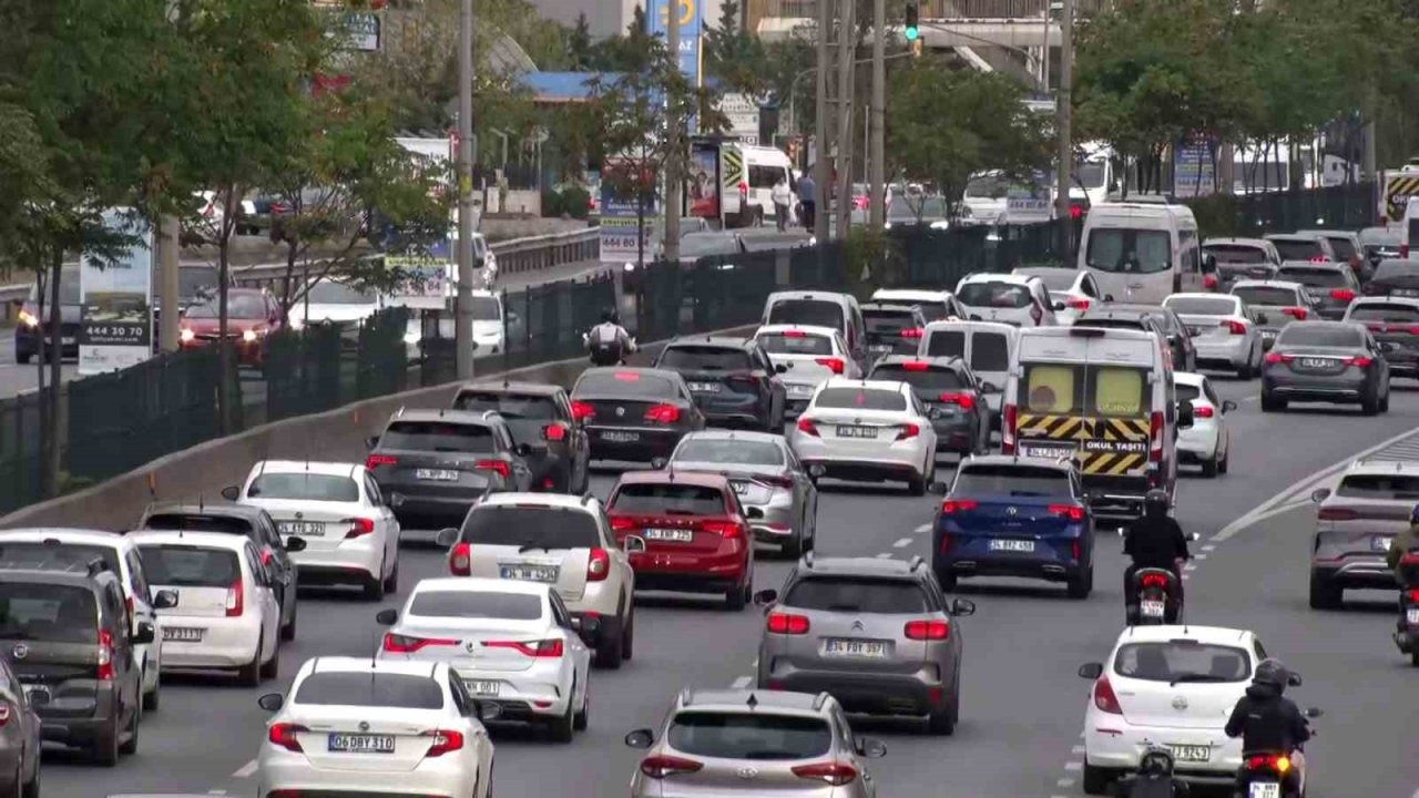 Okulların Açılmasıyla İstanbul'da Trafik Yoğunluğu Arttı