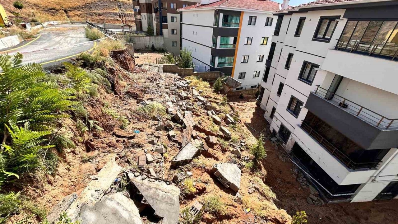Gölbaşı'nda İstinat Duvarı Çöktü, Apartman Dairesi Zarar Gördü
