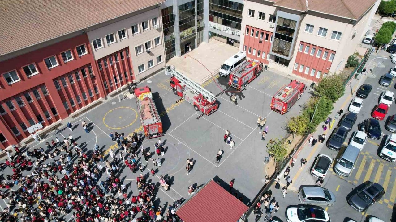 Başakşehir'de Ortaokul Kantininde Yangın: Öğrenciler Tahliye Edildi