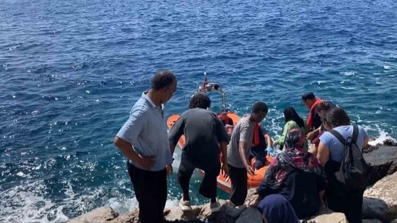 Marmaris'te Mahsur Kalan 39 Düzensiz Göçmen Kurtarıldı