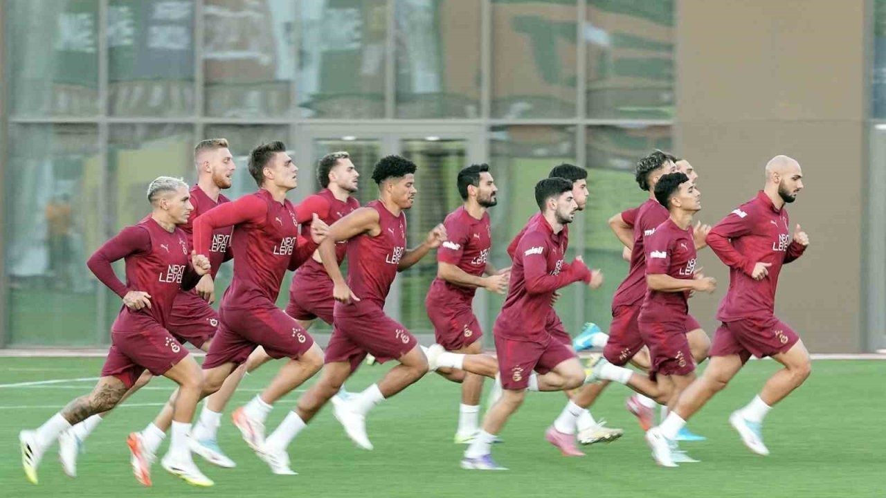 Galatasaray, Yeni Kalecisi Uğurcan Çakır'la Antrenmanlara Başladı