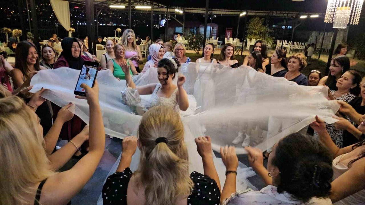 Canan Anne, Özel Gereksinimli Kızı Cemre'nin Gelinlik Hayalini Gerçekleştirdi
