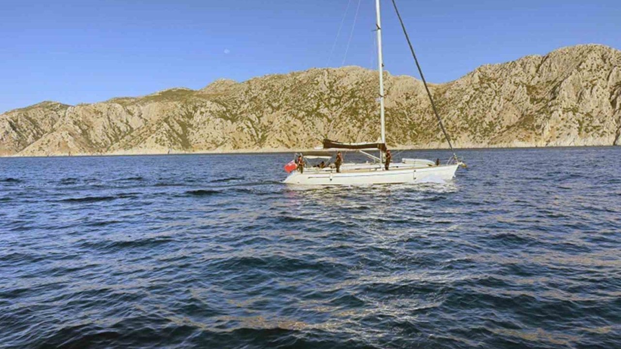 Marmaris'te Göçmen Teknesi Durduruldu: 26'sı Çocuk 80 Kişi Yakalandı