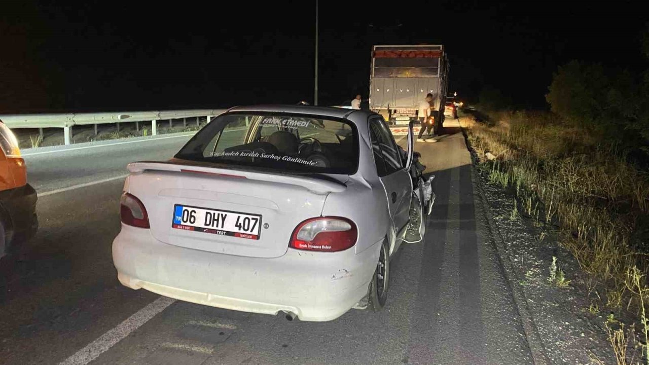 Çorum'da Kamyona Çarpan Otomobil Hurdaya Döndü