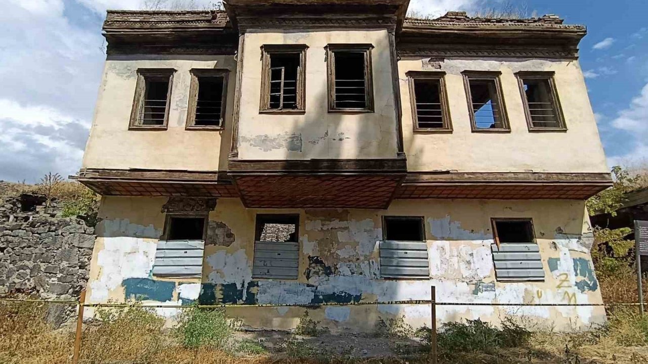 Kars'ın Tarihi Tevfik Paşa Konağı Yıkılma Tehlikesiyle Karşı Karşıya