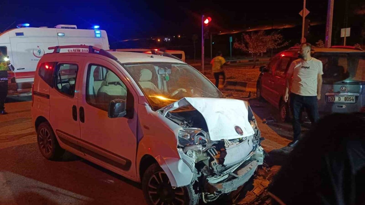 Patnos'ta Kırmızı Işık İhlali Kazası: 3 Yaralı