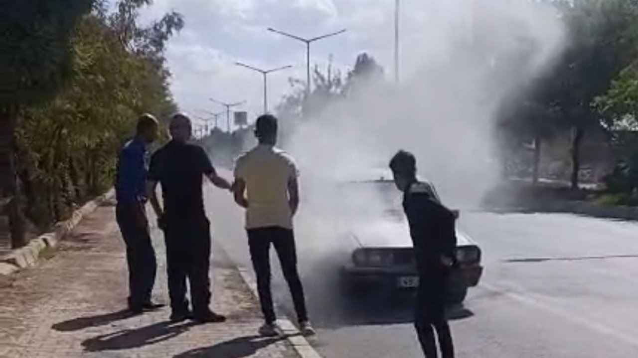 Muş'ta Yanan Otomobili Beton Mikseri Söndürdü