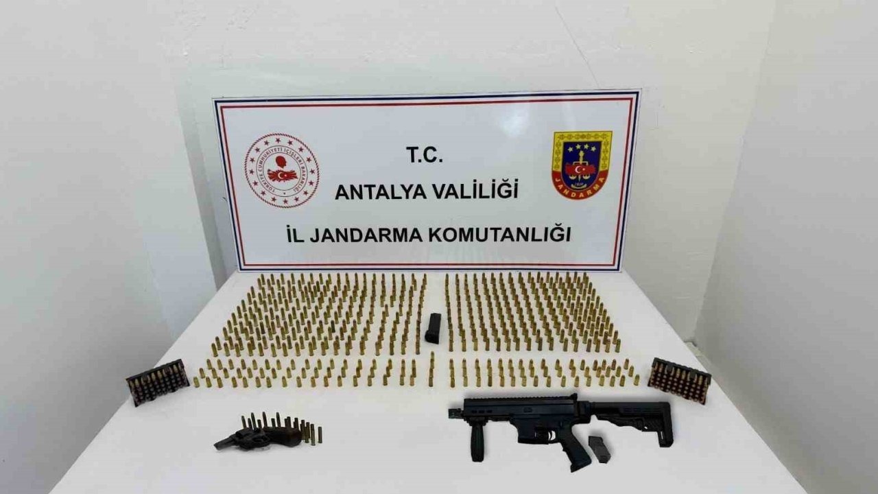 Antalya'da Silah Operasyonu: Suikast Silahı ve Mühimmat Ele Geçirildi