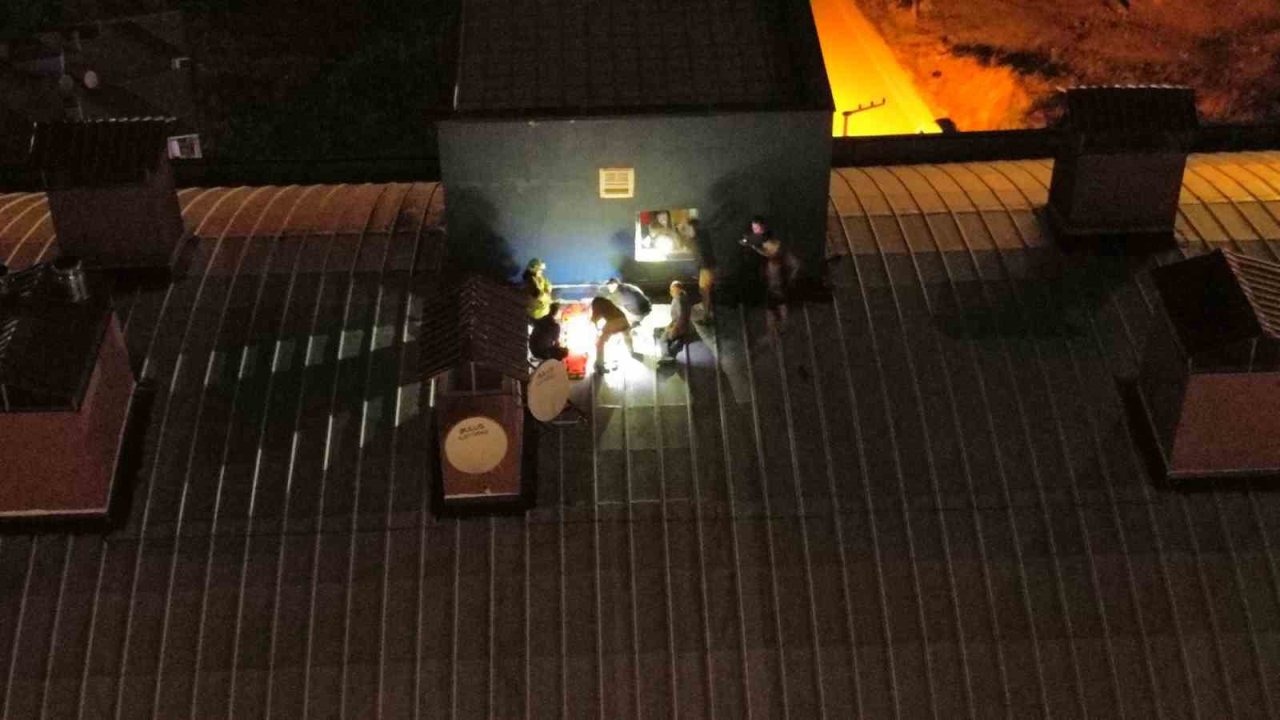 Düzce'de Tehlikeli Kurtarma Operasyonu: Çatıda Mahsur Kalan 3 Kişi Hastanelik Oldu