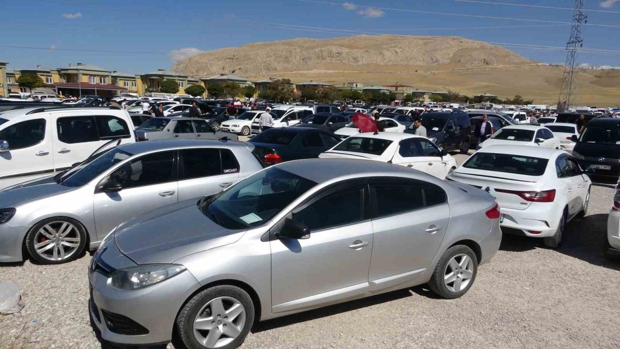 Van'daki İkinci El Oto Pazarı Hareketlendi: Alıcı ve Satıcı Yoğunluğu Arttı
