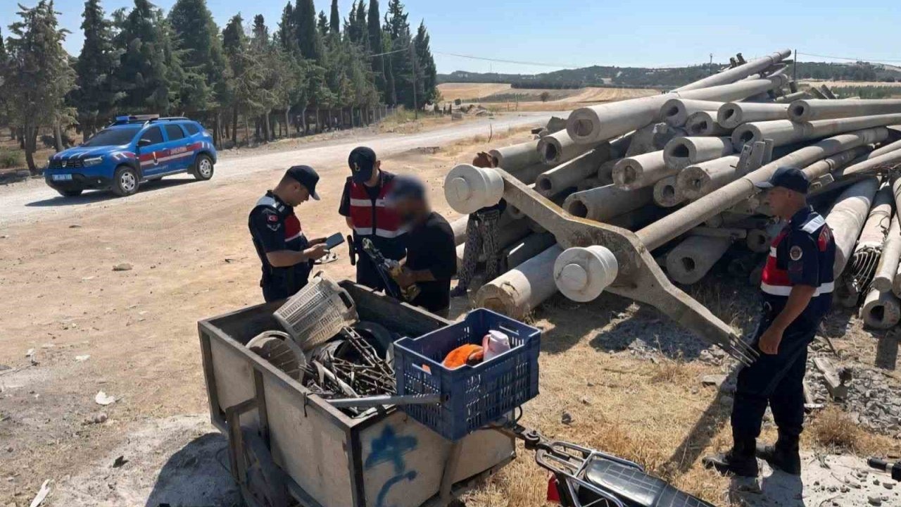 Saruhanlı'da Elektrik Direklerinden Demir Çalmaya Çalışan 2 Şüpheli Yakalandı