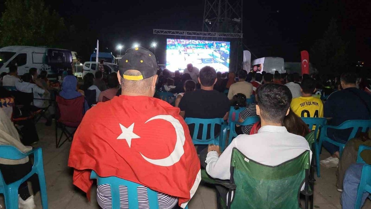 Adıyamanlılar, Avrupa Basketbol Şampiyonası Finalini Dev Ekranda İzledi