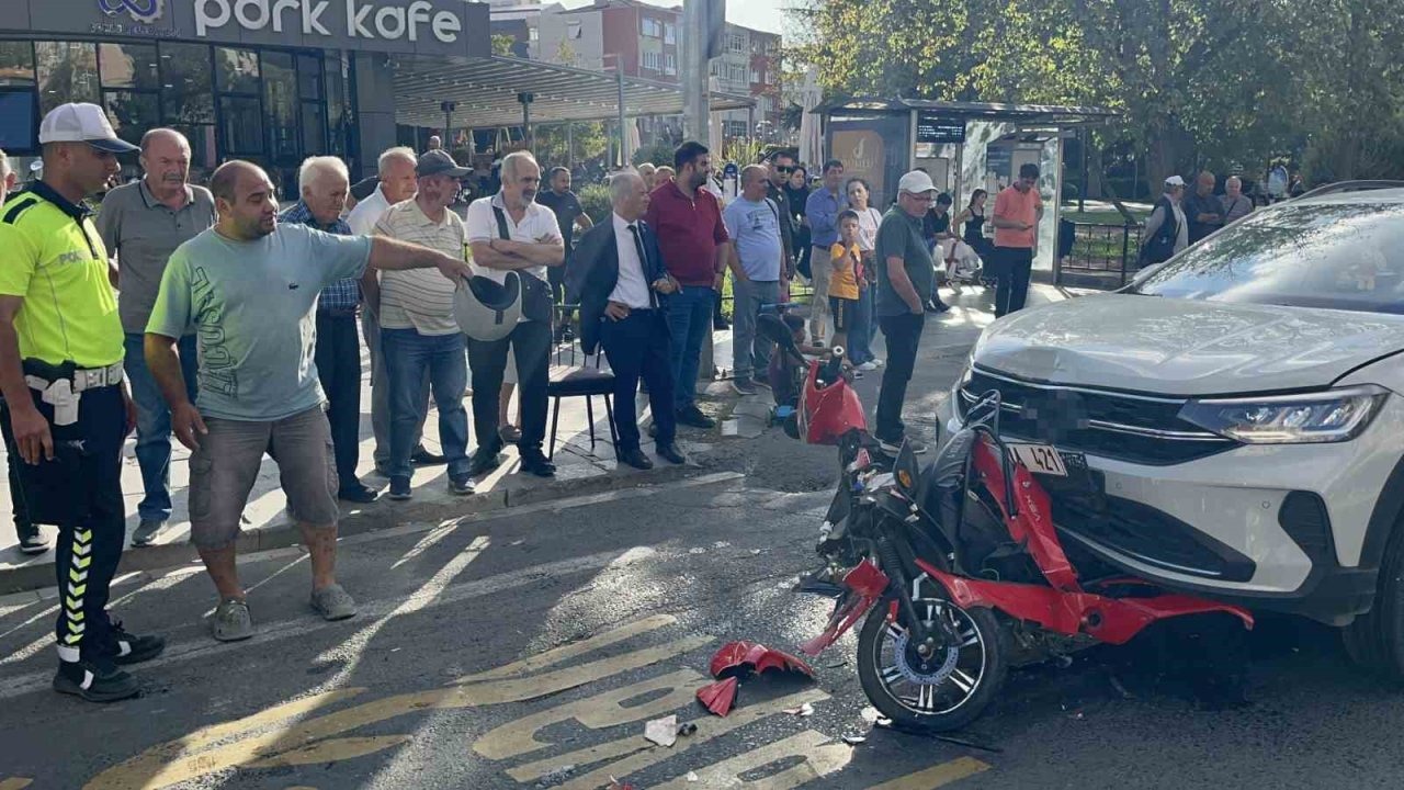 Çorlu’da İki Otomobilin Arasında Kalan Motosiklet Sürücüsü ve Yolcusu Yaralandı