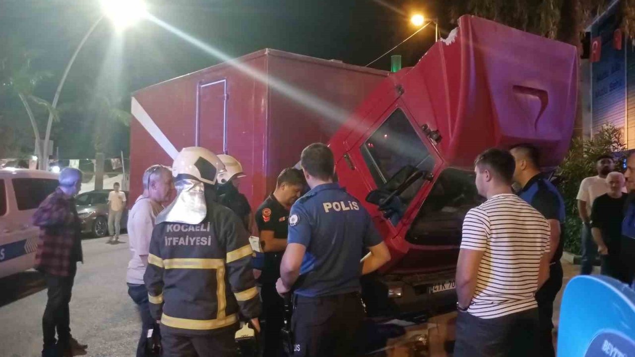 Kocaeli’de Kamyonetten Dumanlar Yükseldi, Yangın Önlenmeden Kontrol Altına Alındı